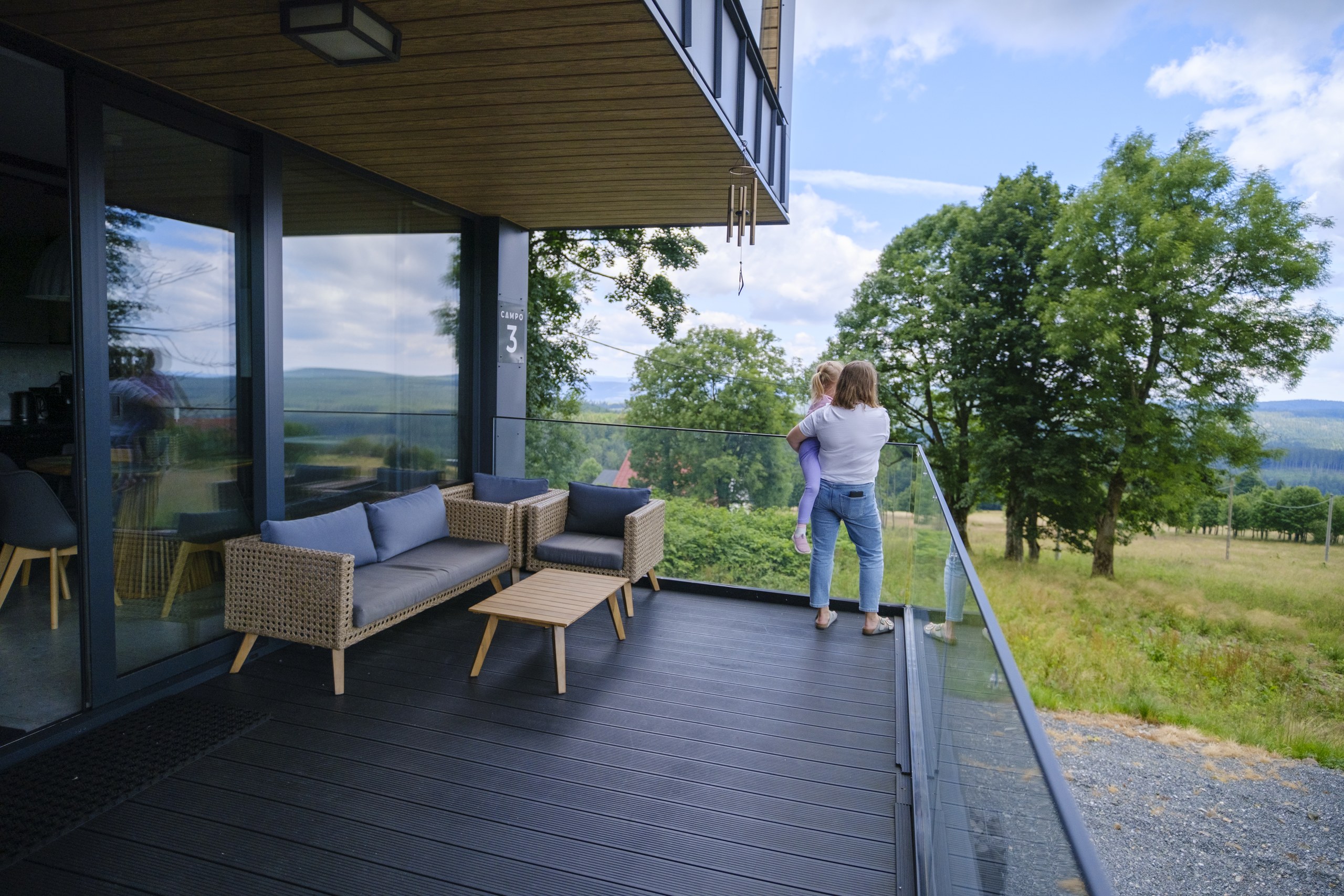 Taras domu Campo Resort w Zieleńcu z widokiem na panoramę Kotliny Kłodzkiej