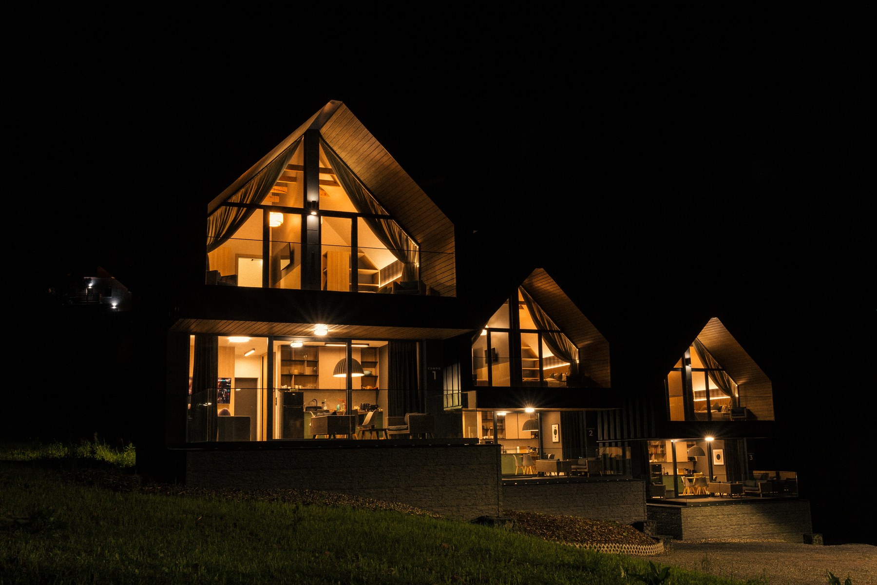 Dom na wyłączność w górach: domy Campo Resort w Zieleńcu wieczorem
