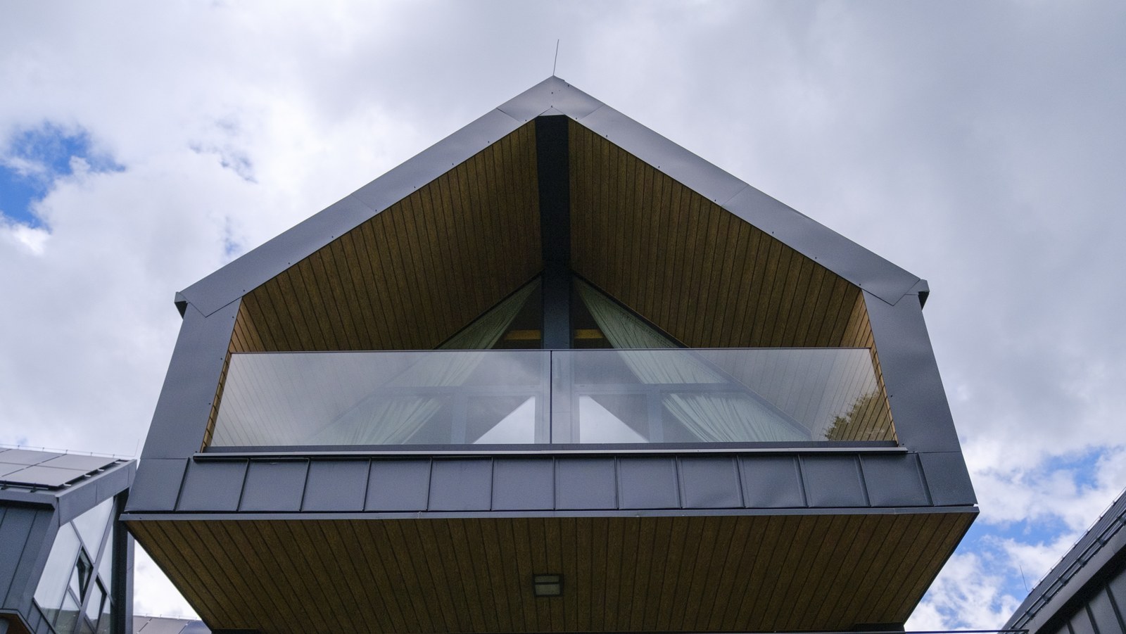 Domek w górach zimą: dom w stylu nowoczesnej stodoły w Campo Resort w Zieleńcu